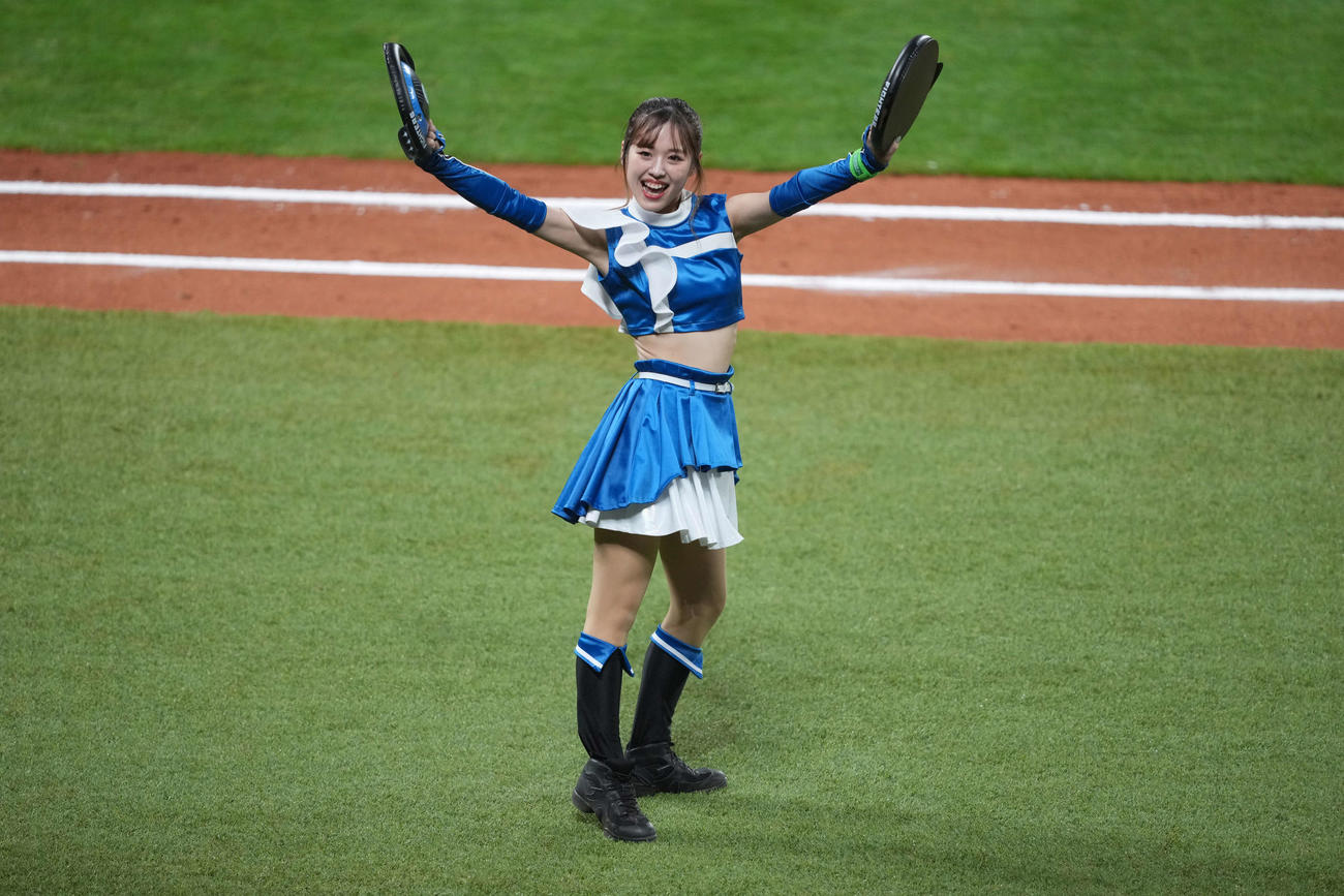 日本ハム対楽天　ダンスを踊るファイターズガール（撮影・井上学）