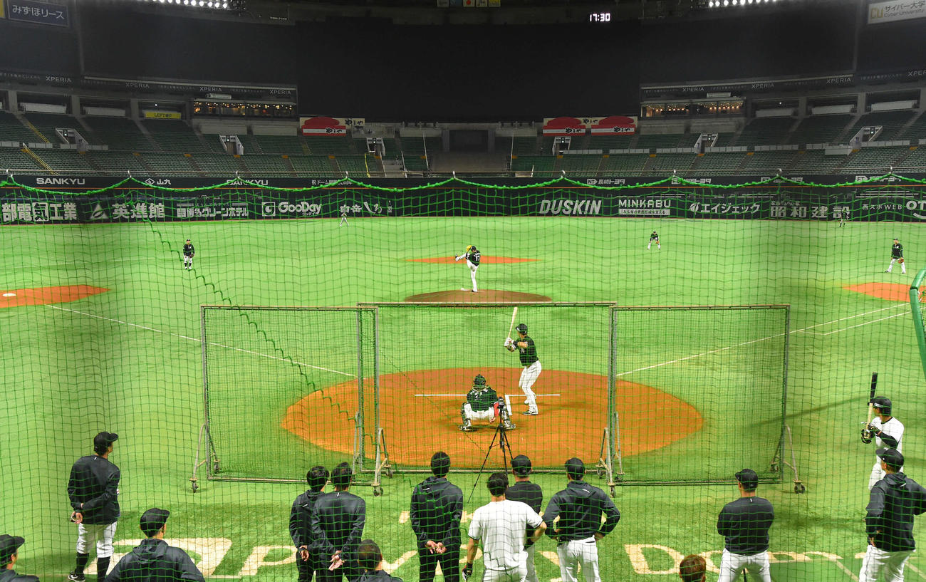 シート打撃に登板した佐々木朗（撮影・岩下翔太）