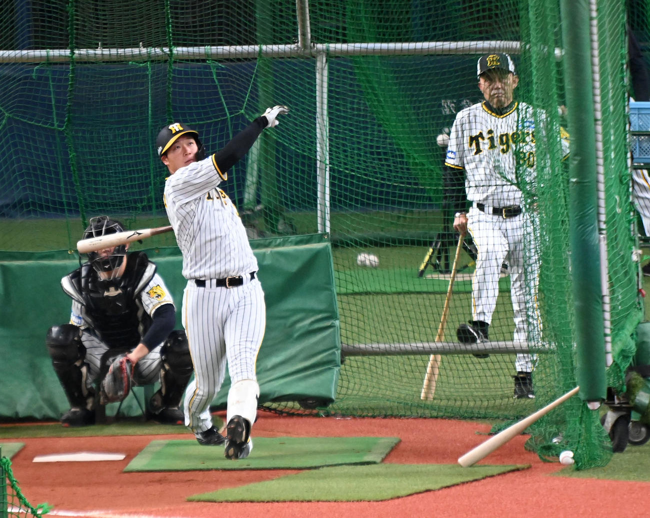 岡田監督が見守る中、打撃練習を行う大山（撮影・前岡正明）