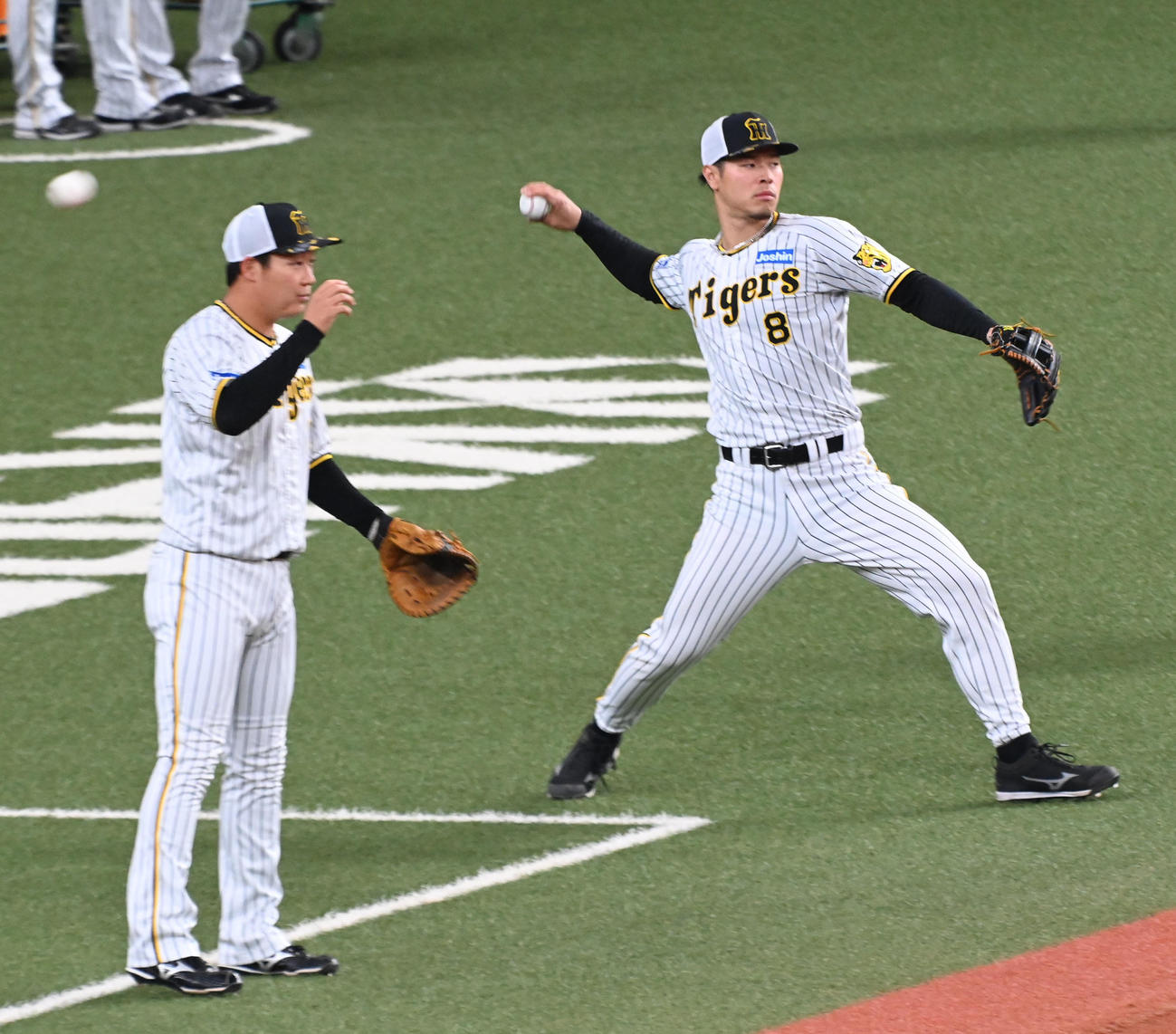 キャッチボールを行う大山（左）と佐藤輝（撮影・前岡正明）