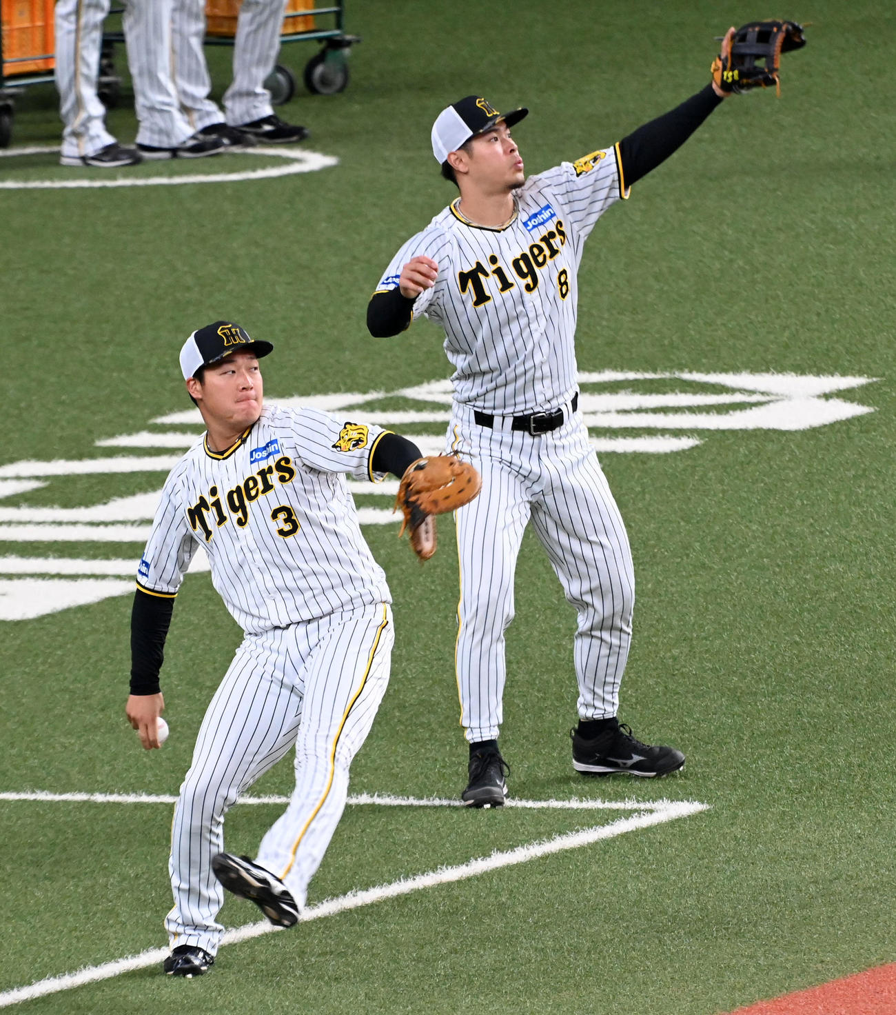 キャッチボールを行う大山（左）と佐藤輝（撮影・前岡正明）
