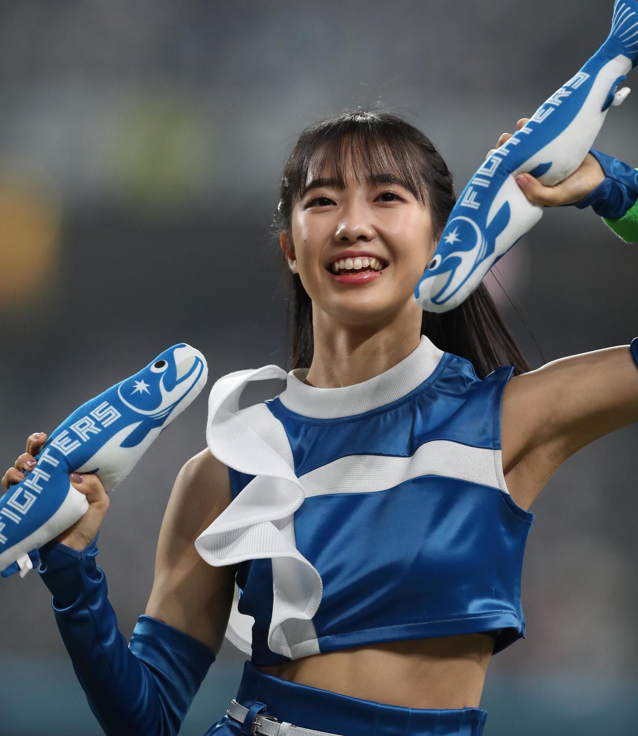 日本ハム対楽天　踊るファイターズガール（撮影・黒川智章）