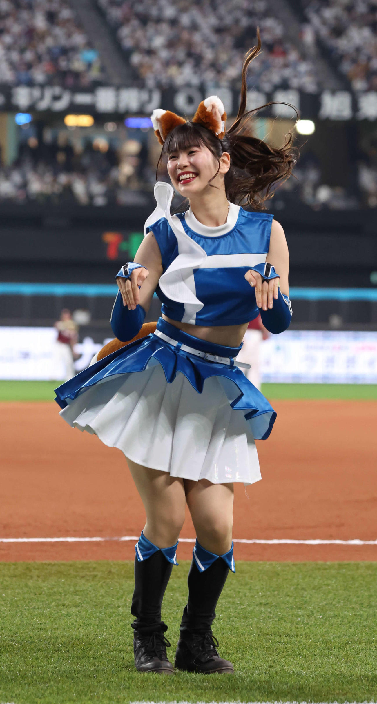 日本ハム対楽天　「きつねダンス」を踊る滝谷美夢さん（撮影・黒川智章）