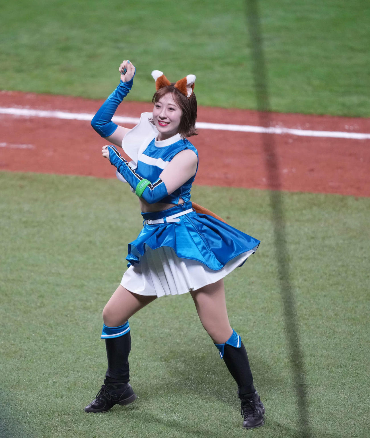 日本ハム対楽天　きつねダンスを躍るファイターズガール（撮影・井上学）
