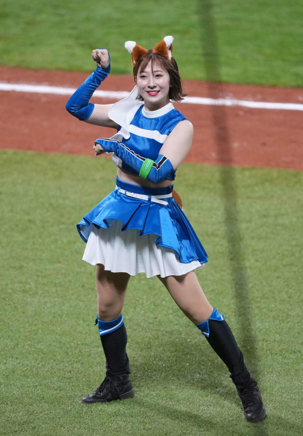 日本ハム対楽天　きつねダンスを躍るファイターズガール（撮影・井上学）