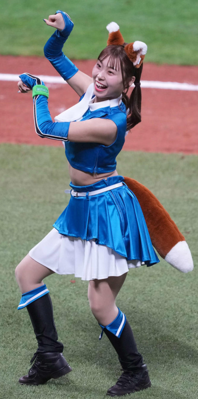 日本ハム対楽天　きつねダンスを躍るファイターズガール（撮影・井上学）