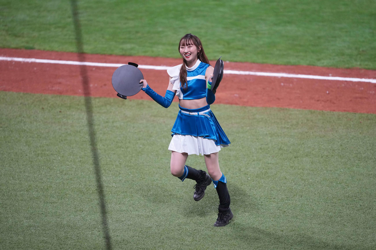 日本ハム対楽天　ダンスを踊るファイターズガール（撮影・井上学）