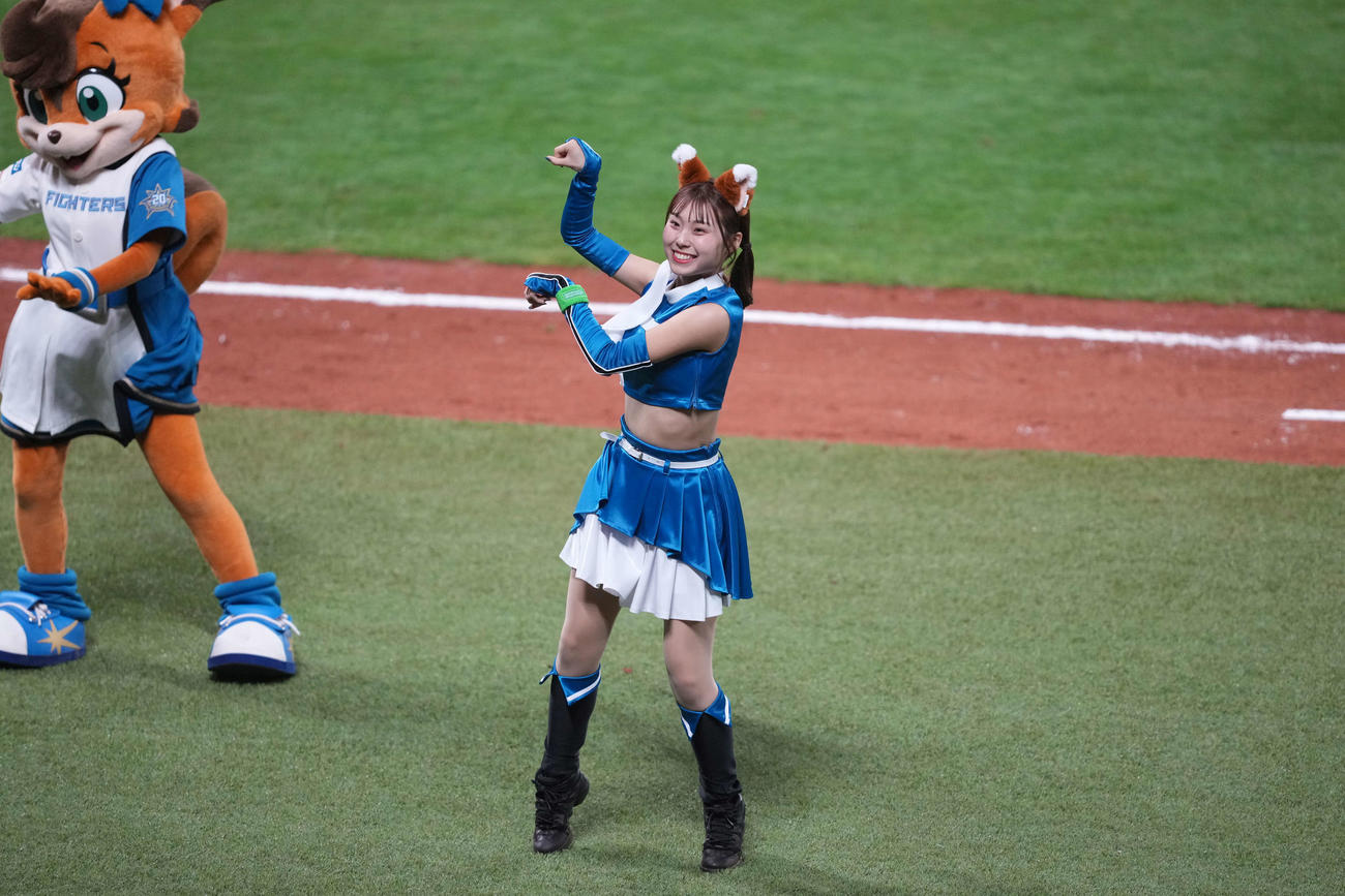 日本ハム対楽天　きつねダンスを躍るファイターズガール（撮影・井上学）