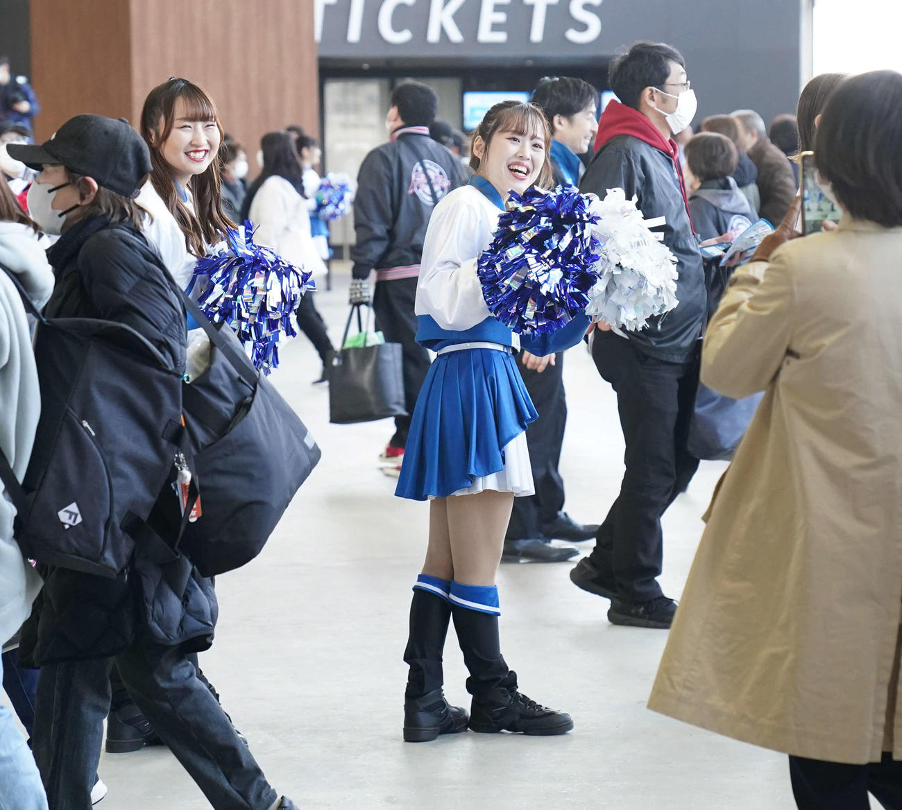 日本ハム対楽天観客を出迎えるファイターズガール（撮影・井上学）