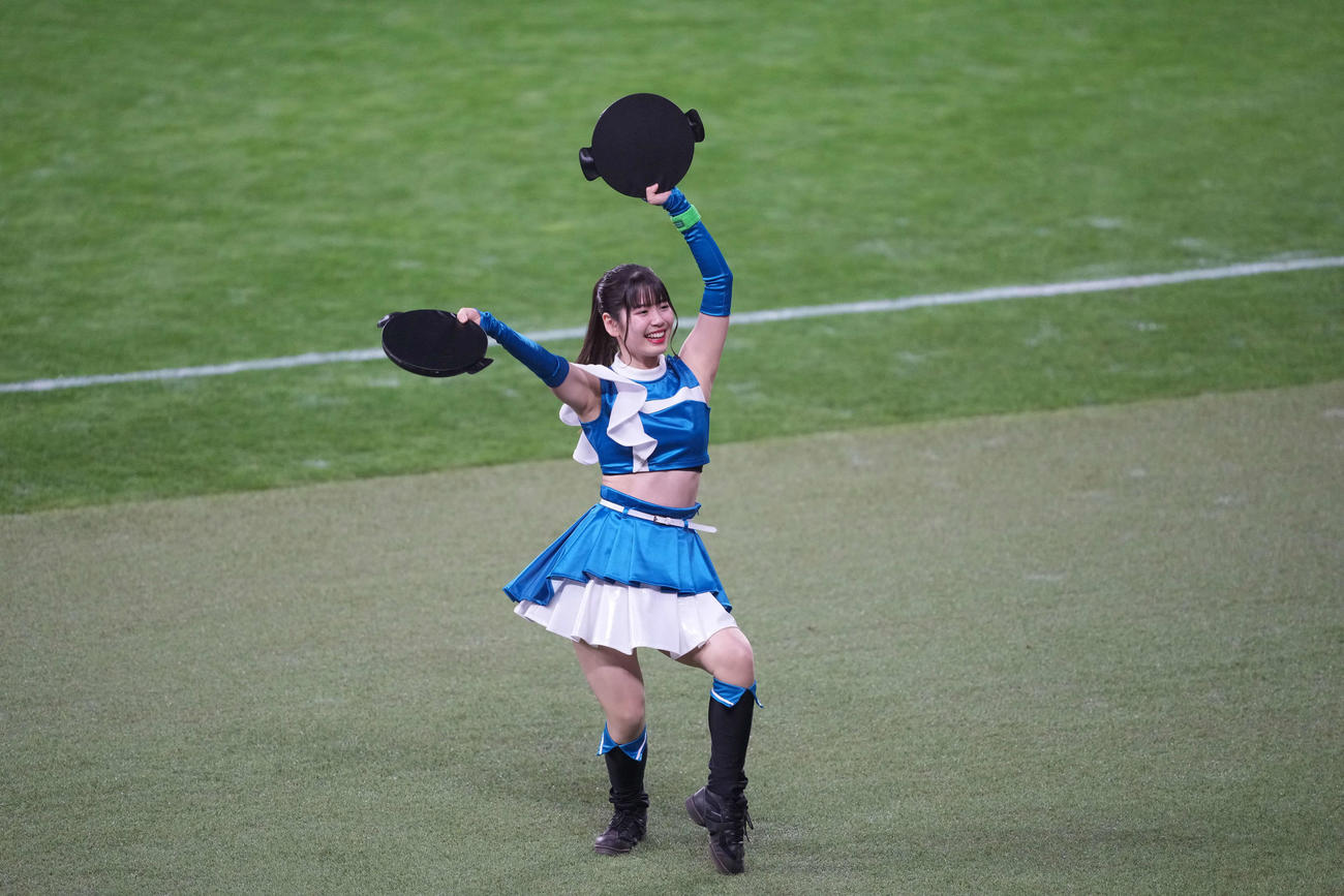 日本ハム対楽天　ダンスを踊るファイターズガール（撮影・井上学）