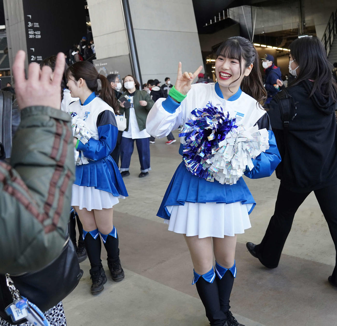 日本ハム対楽天　観客を出迎えるファイターズガール（撮影・井上学）