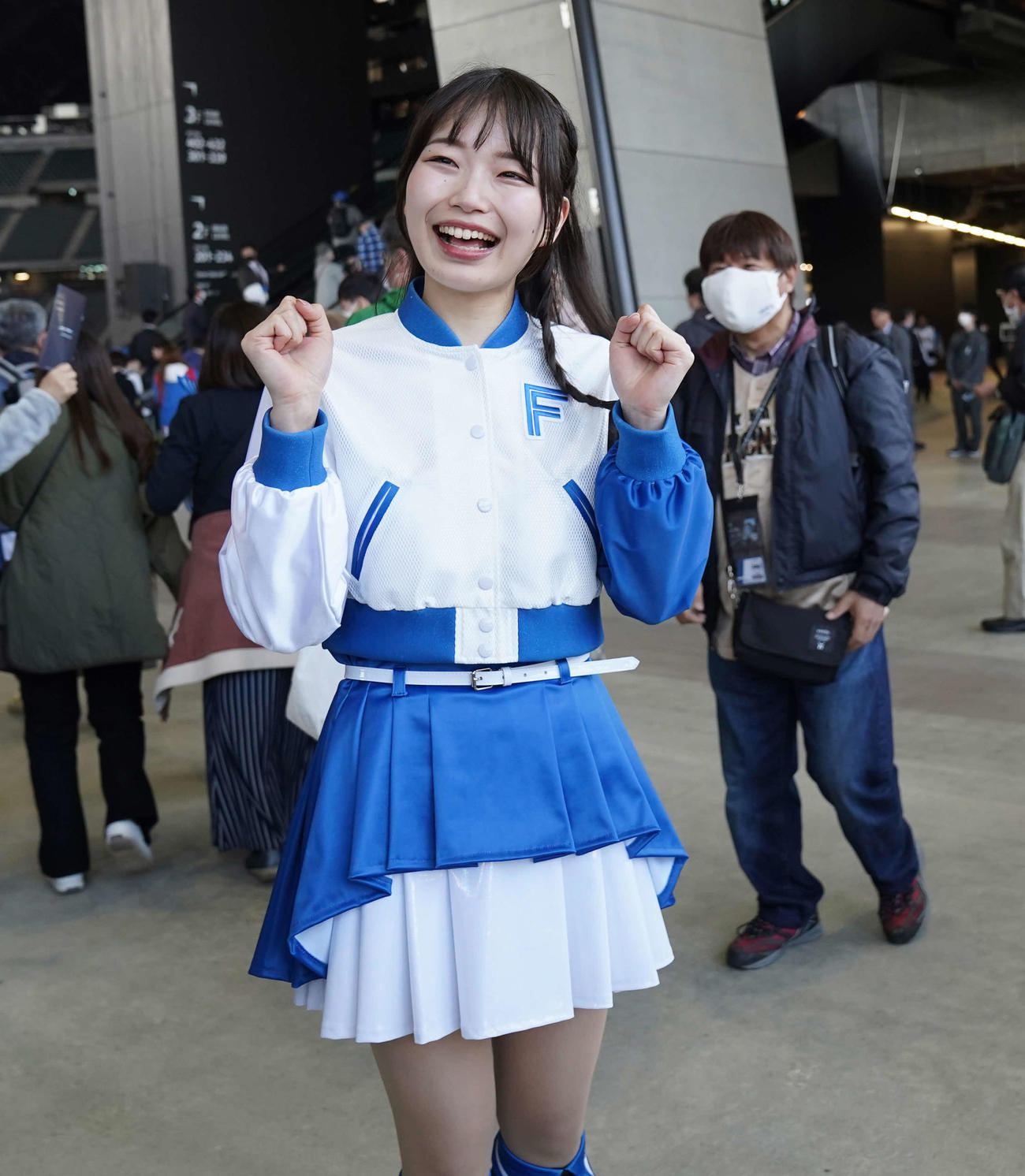 日本ハム対楽天　観客を出迎えるファイターズガール（撮影・井上学）