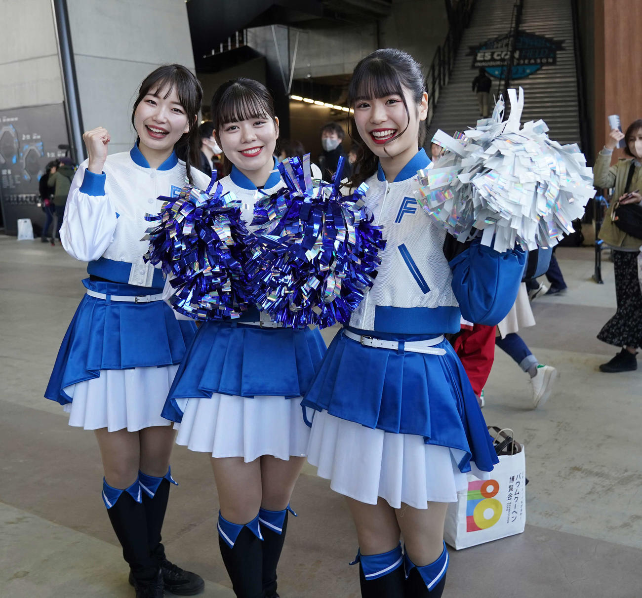 日本ハム対楽天　観客を出迎えるファイターズガール（撮影・井上学）