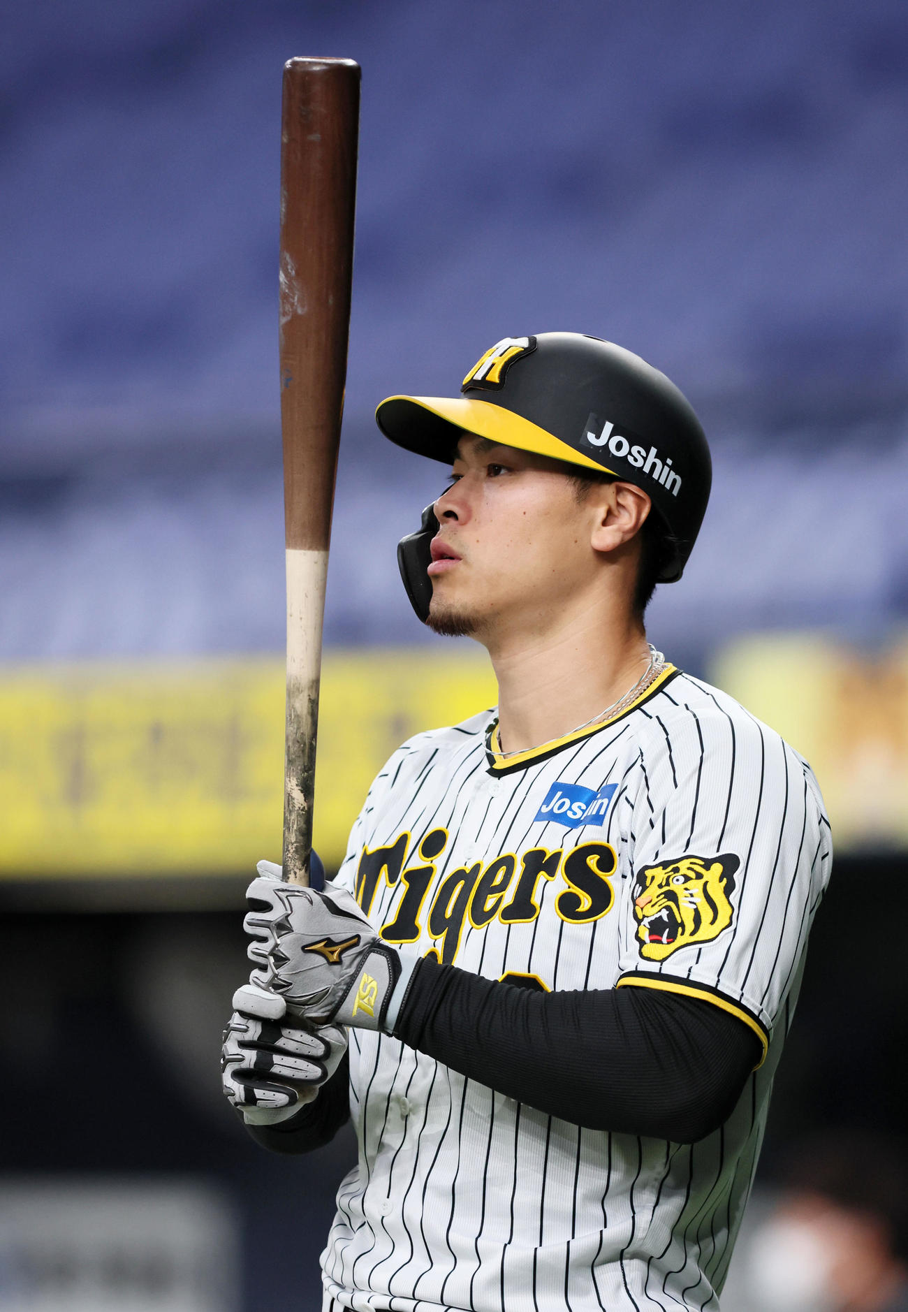 ティー打撃を行う佐藤輝（撮影・加藤哉）