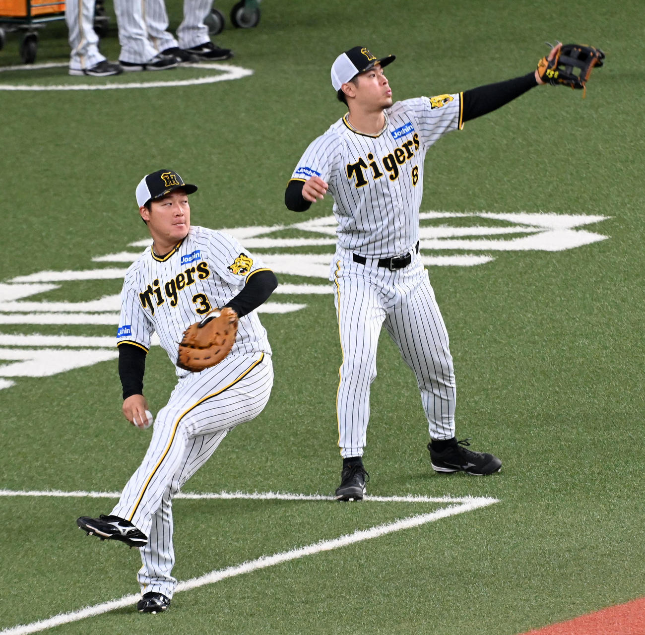 キャッチボールを行う大山（左）と佐藤輝（撮影・前岡正明）