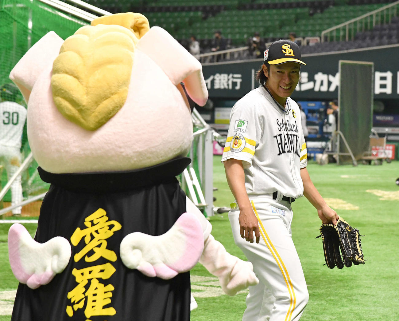 ソフトバンクの新キャラクター・バリカタと笑顔を見せる柳田（撮影・岩下翔太）