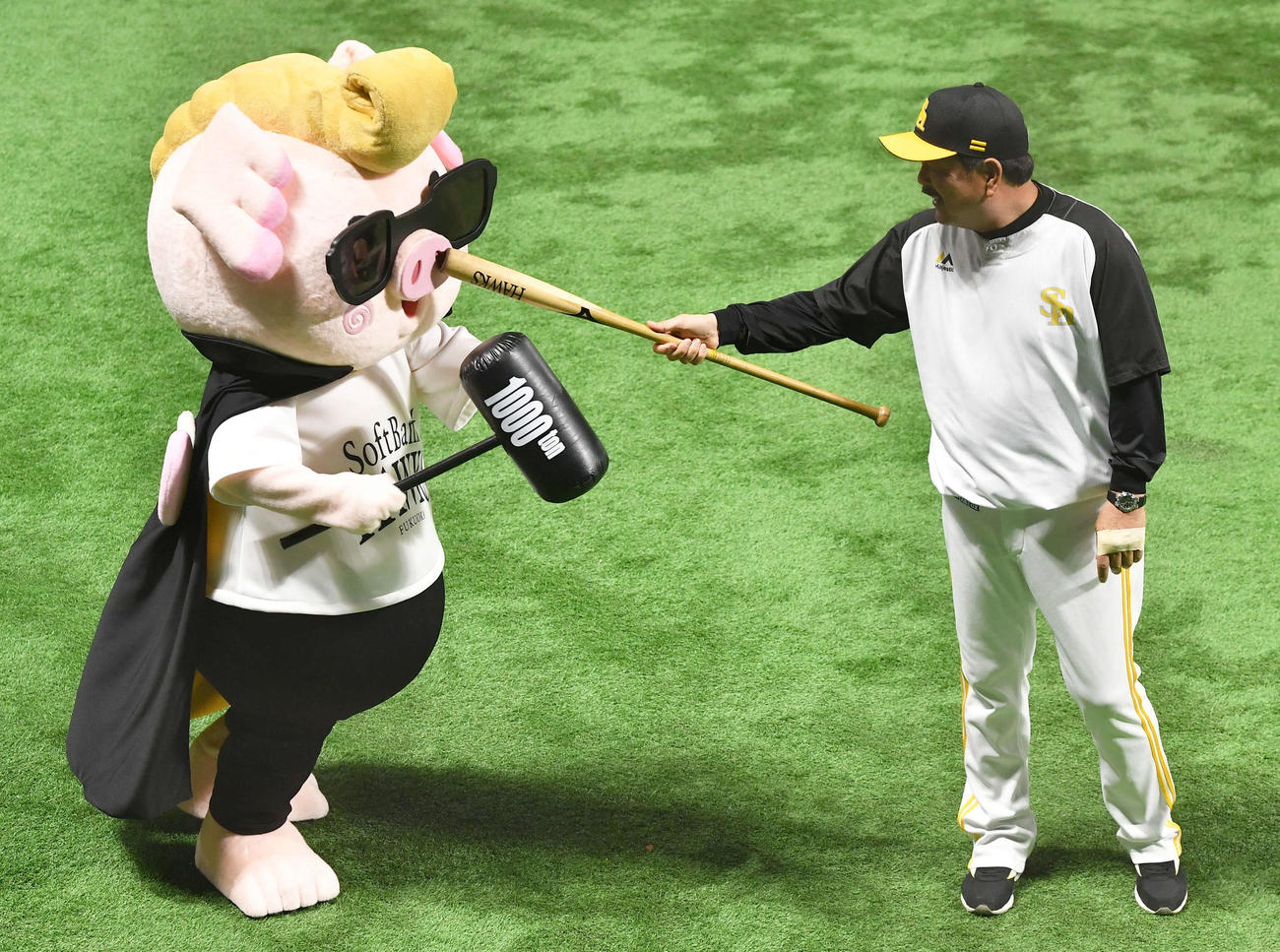 ソフトバンクの謎の新キャラクターとたわむれる藤本監督（撮影・岩下翔太）