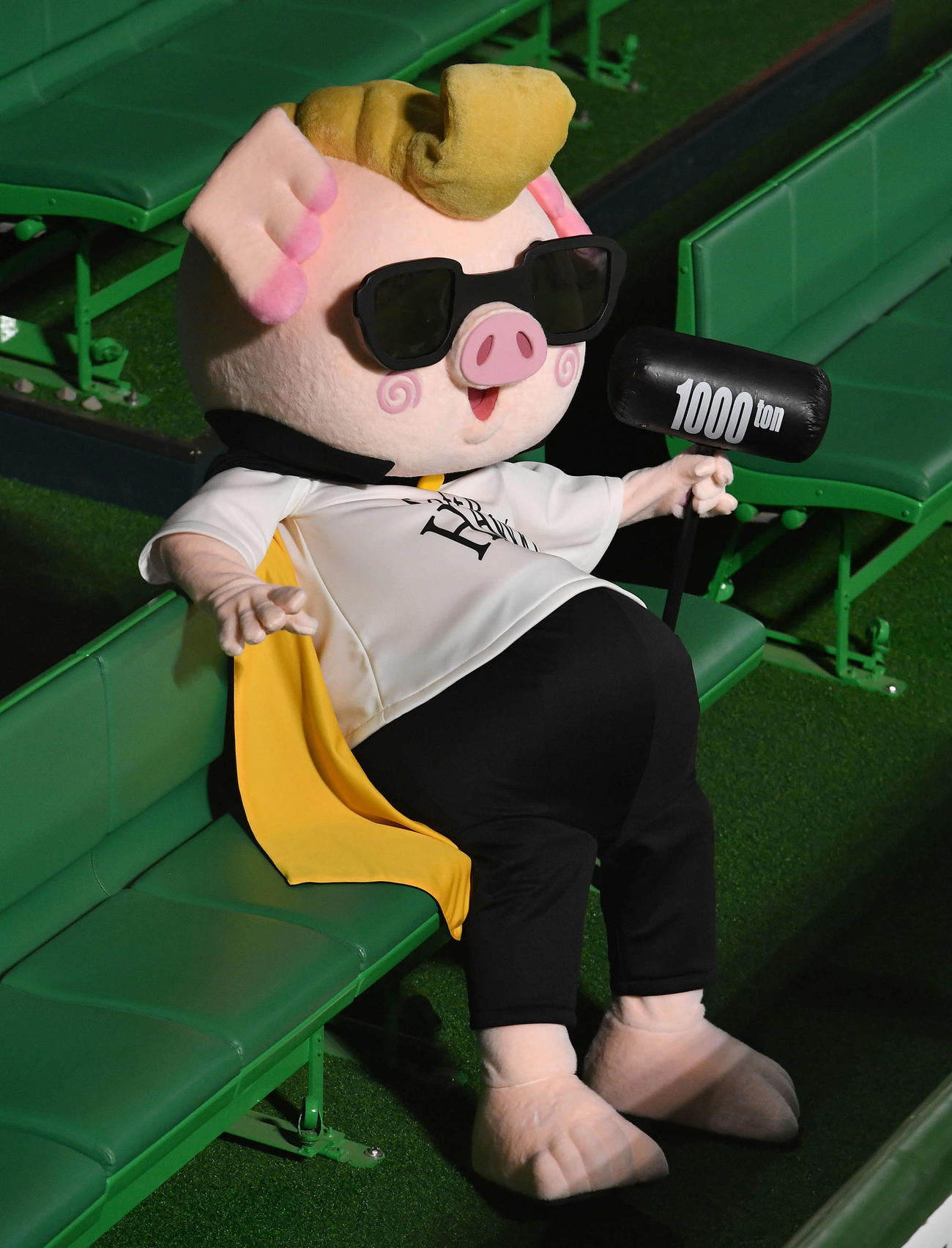 グラウンドに登場したソフトバンクの謎の新キャラクター「バリカタ」（撮影・岩下翔太）