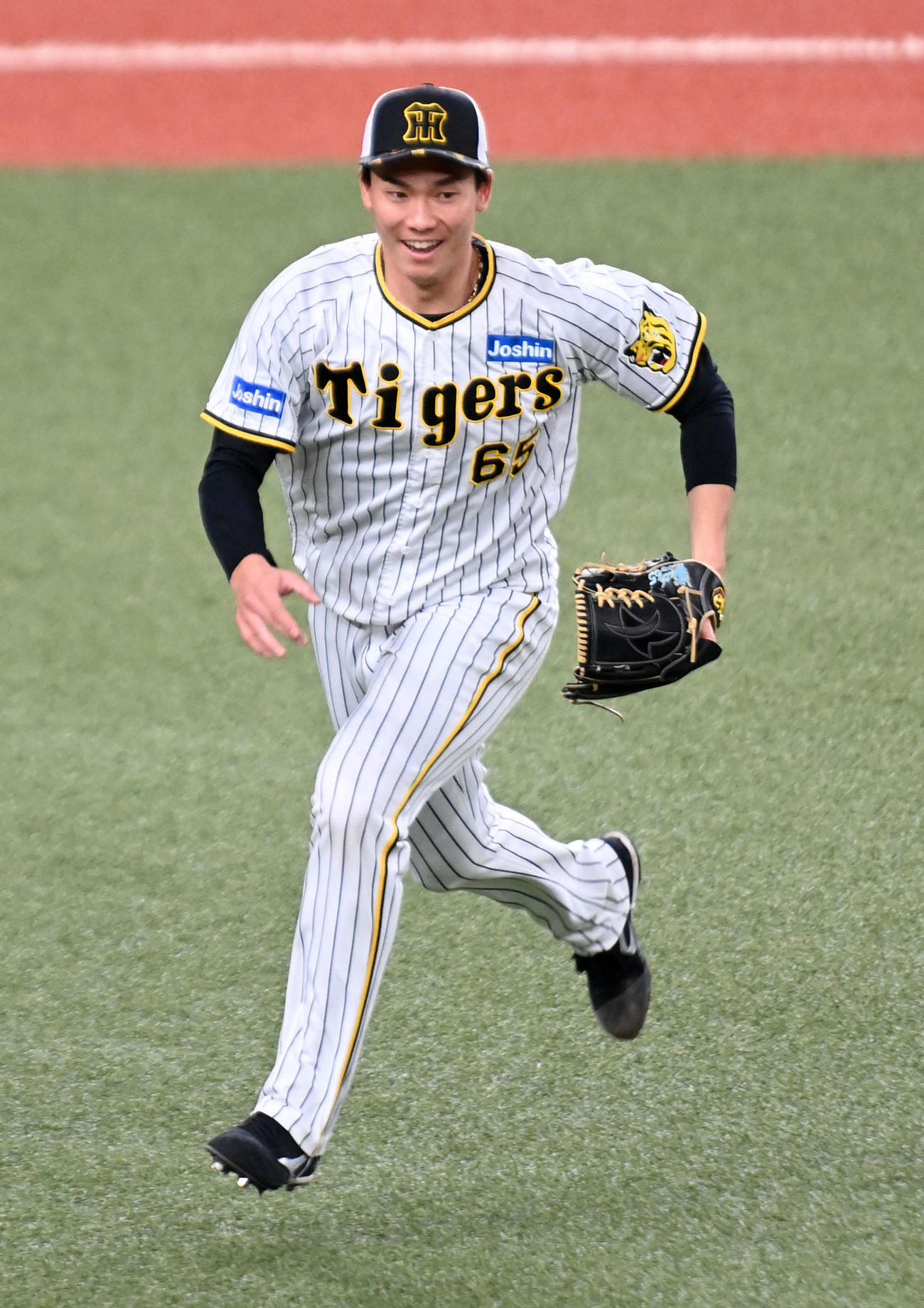 投内連係を行う湯浅（撮影・前岡正明）