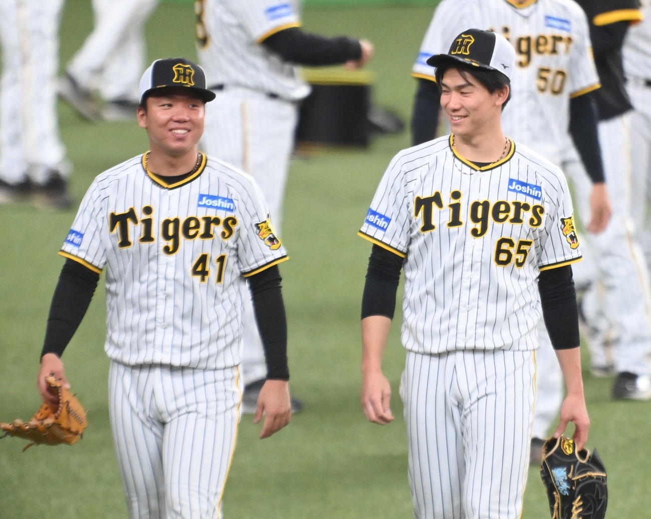 笑顔で話す村上（左）と湯浅（撮影・前岡正明）