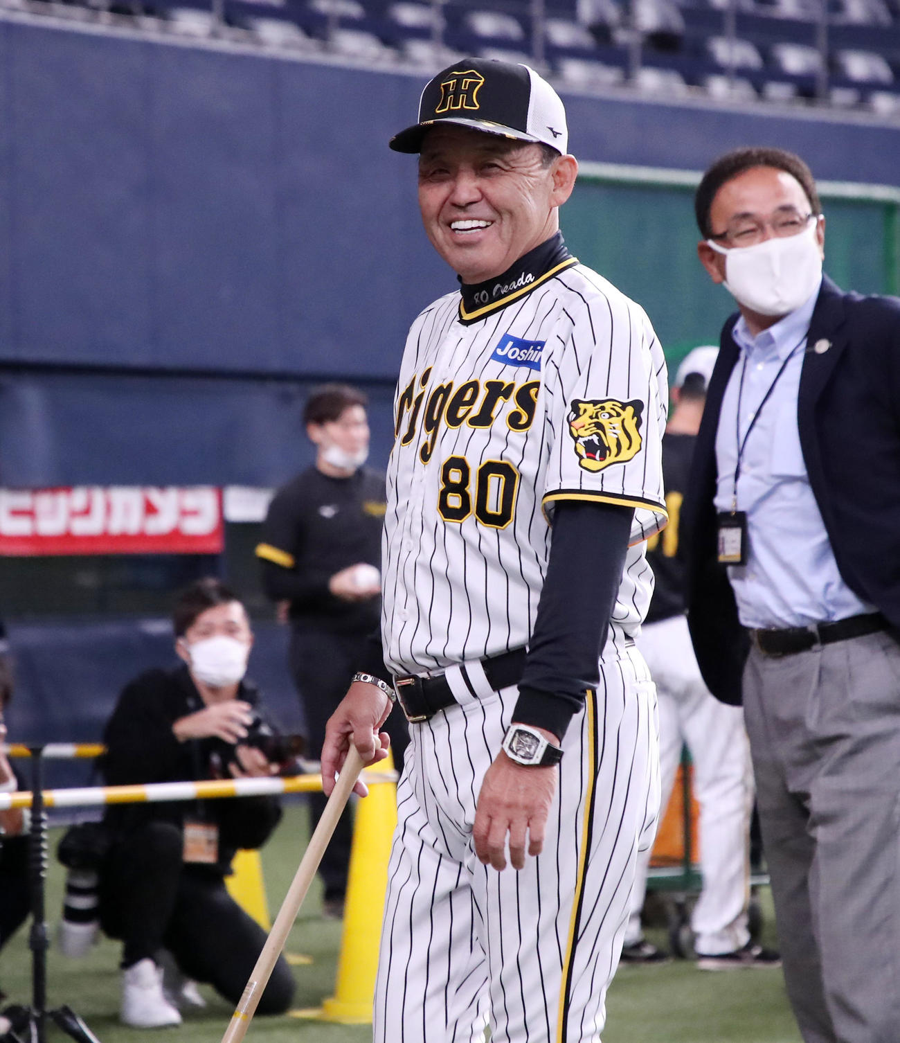 練習中、笑顔を見せる岡田監督（撮影・加藤哉）