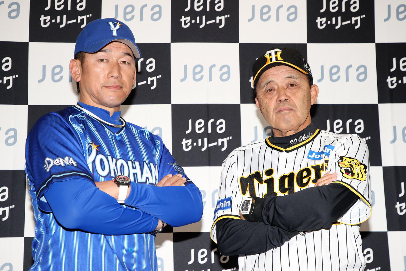 開幕前日の監督会見でポーズを決めるDeNA三浦監督（左）と阪神岡田監督（撮影・加藤哉）