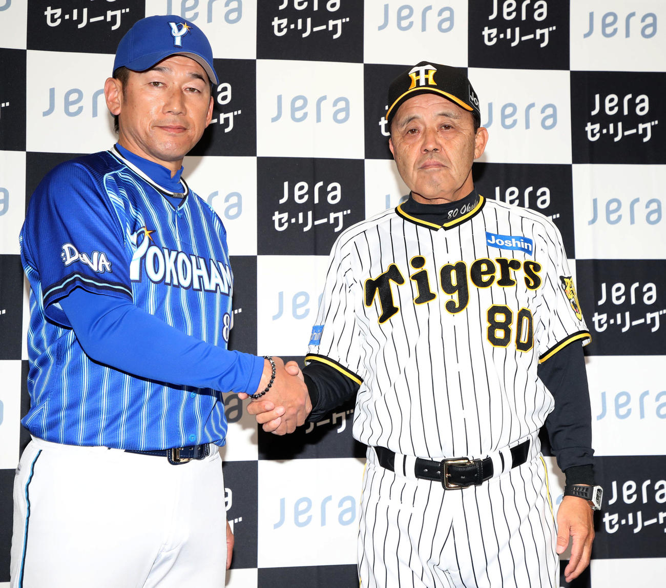 開幕前日の監督会見で握手する三浦監督（左）と岡田監督（撮影・加藤哉）