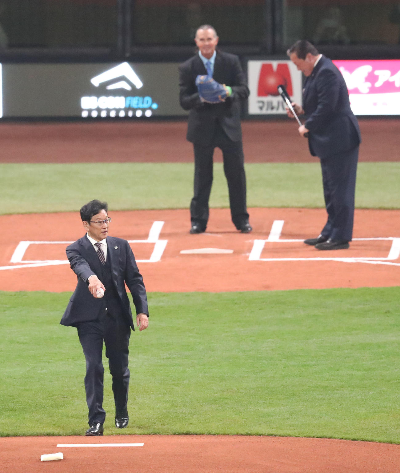 日本ハム対楽天　日本ハム歴代監督たちによる始球式。担当を交代する左から梨田氏、ヒルマン氏、侍ジャパン栗山監督（撮影・佐藤翔太）