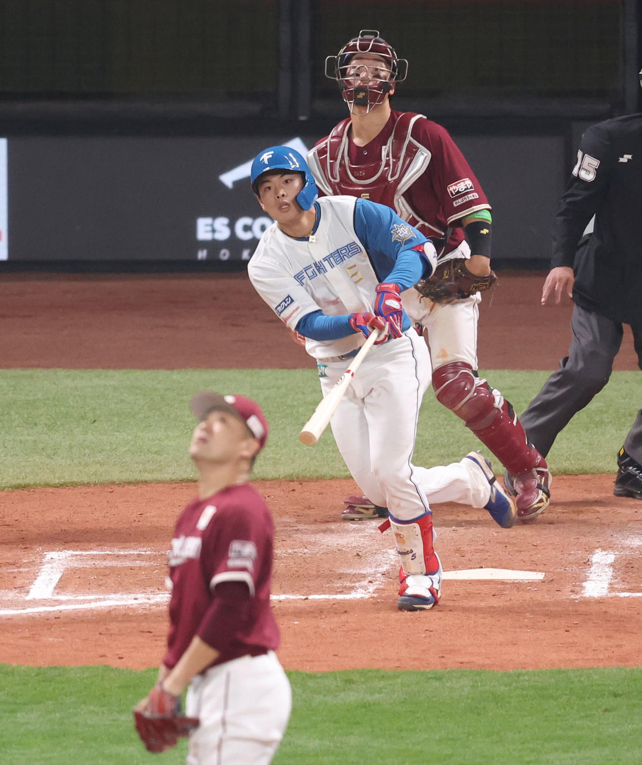 日本ハム対楽天　6回裏日本ハム1死満塁、野村は中犠飛を放つ。投手田中将（撮影・佐藤翔太）