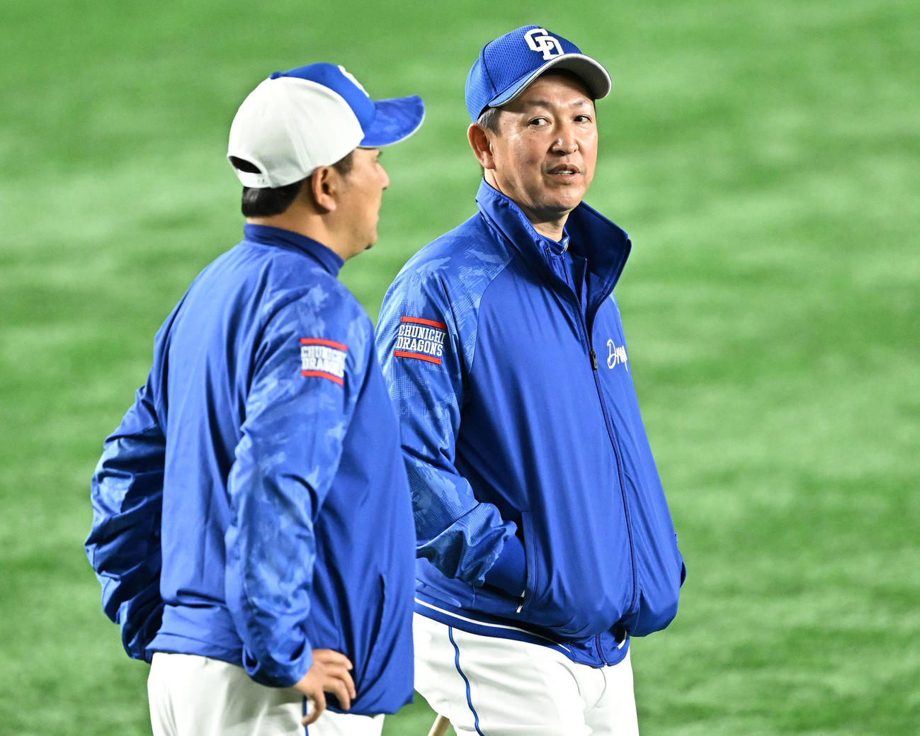 練習を見守る中日立浪監督（右）と落合コーチ（撮影・滝沢徹郎）