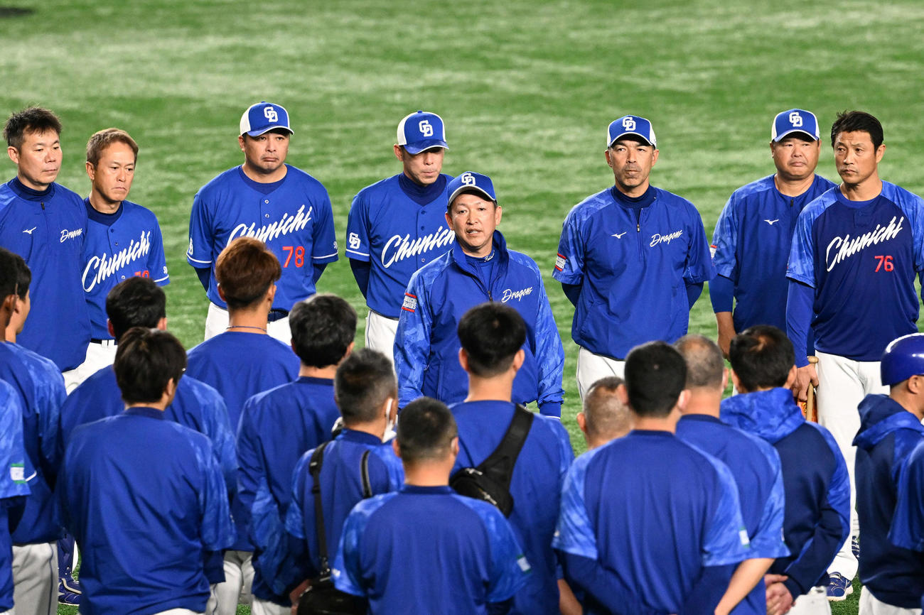 練習前に訓示する中日立浪監督（中央）（撮影・滝沢徹郎）