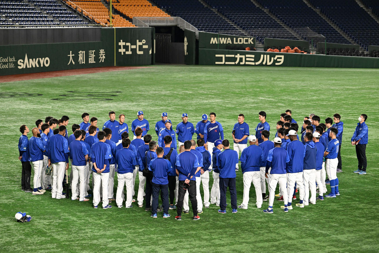 練習前に訓示する中日立浪監督（中央）（撮影・滝沢徹郎）