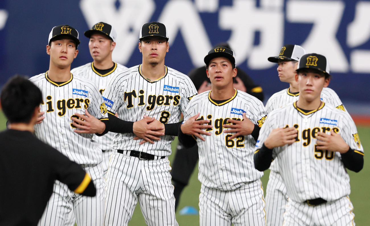 同じポーズで同じ所に視線がある？左から阪神小幡、ひとり飛んで佐藤輝、植田、富田（撮影・加藤哉）