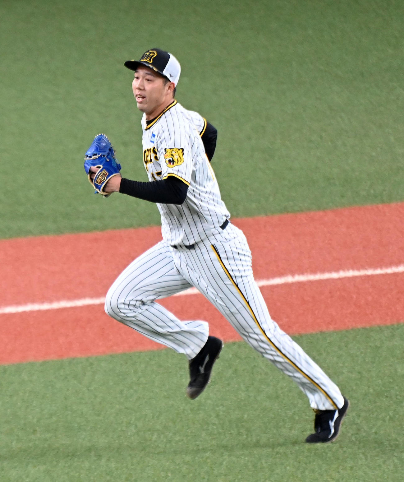 投内連係を行う青柳（撮影・前岡正明）