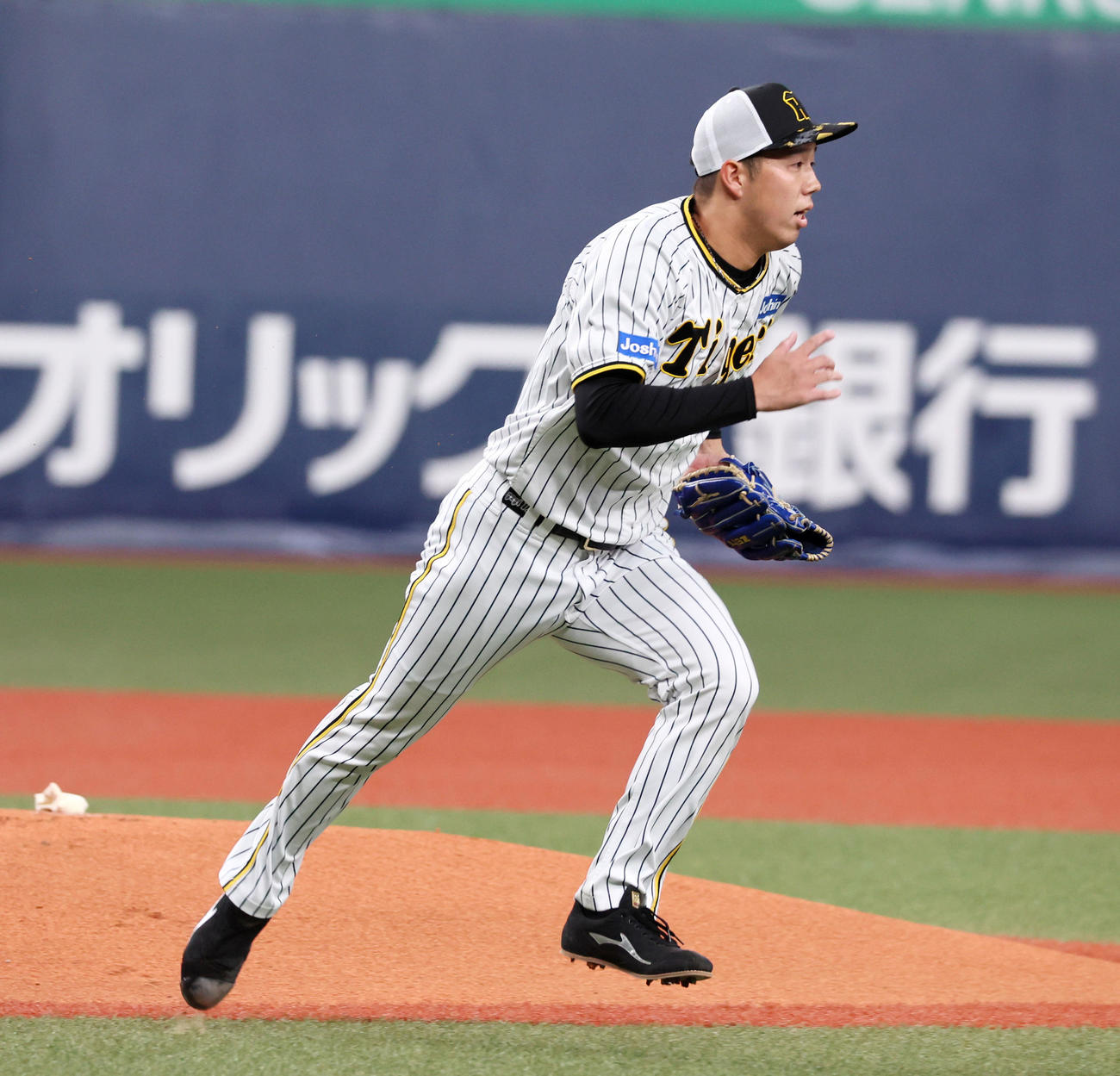 投内連係プレーの練習に参加した青柳（撮影・加藤哉）