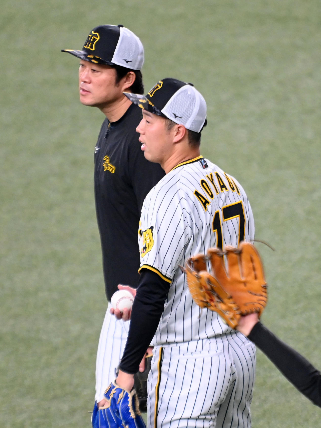 安藤コーチ（左）と話す青柳（撮影・前岡正明）