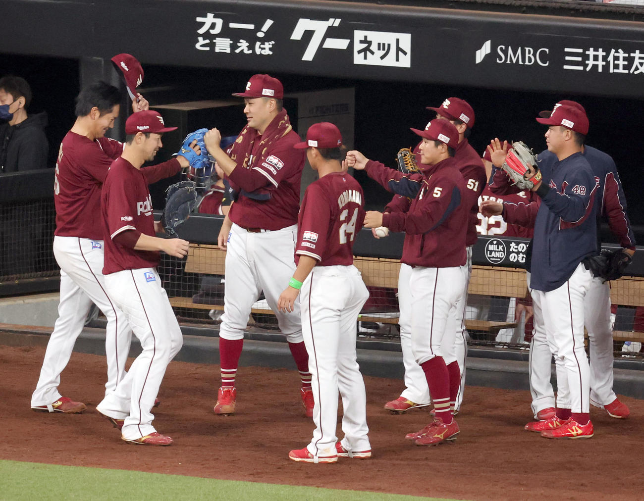 日本ハム対楽天　6回裏終了後、ナインを出迎える田中将（左から3人目）（撮影・佐藤翔太）