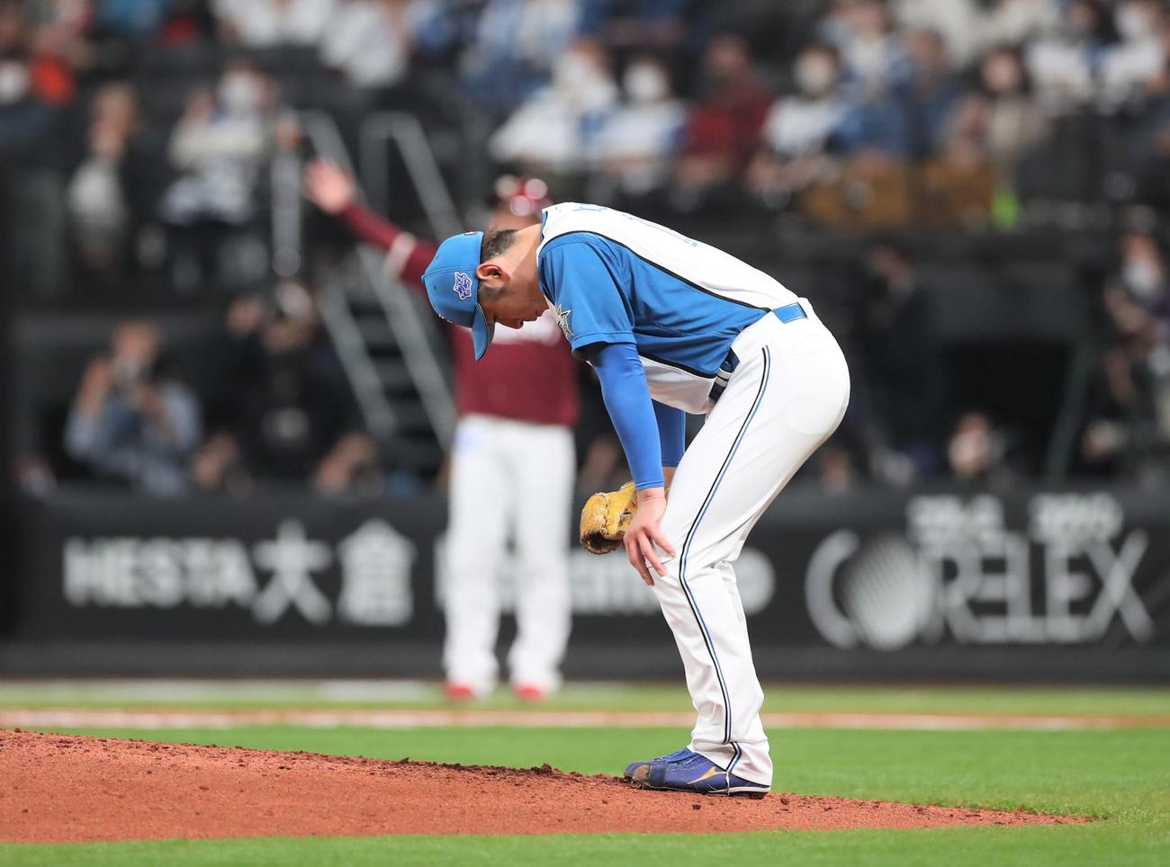 日本ハム対楽天　6回表楽天無死一塁、フランコに左越え2点本塁打を浴び肩を落とす加藤貴（撮影・黒川智章）