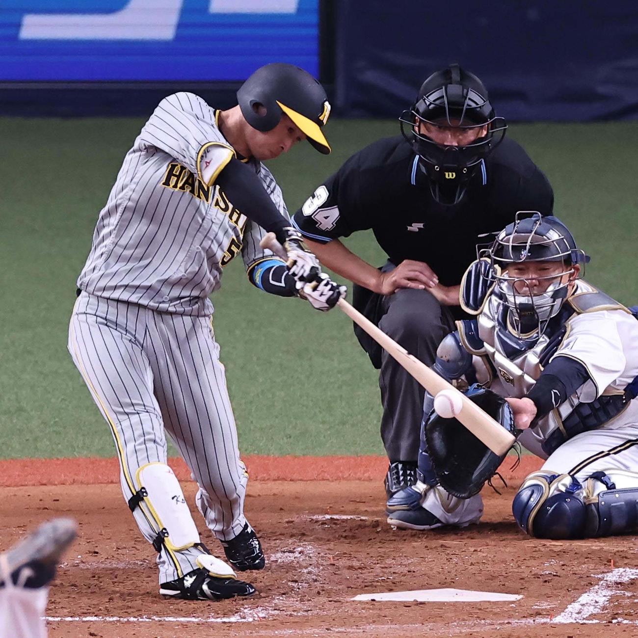 オリックス対阪神　4回表阪神無死、近本は右前打を放つ（2023年3月26日撮影）