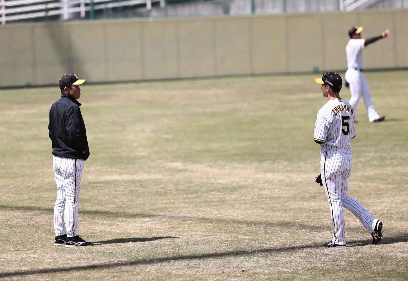 岡田監督（左）は近本と話をする（2023年3月28日撮影）