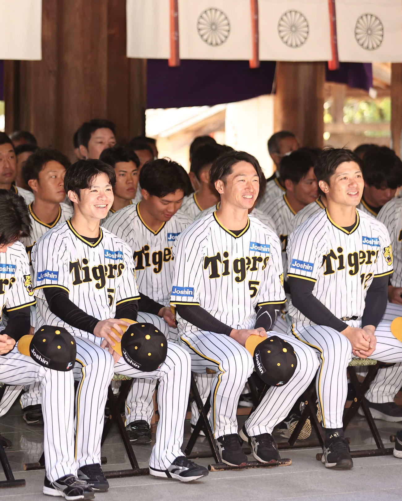必勝祈願で笑顔を見せる、左から中野、近本、坂本ら（2023年3月28日撮影）