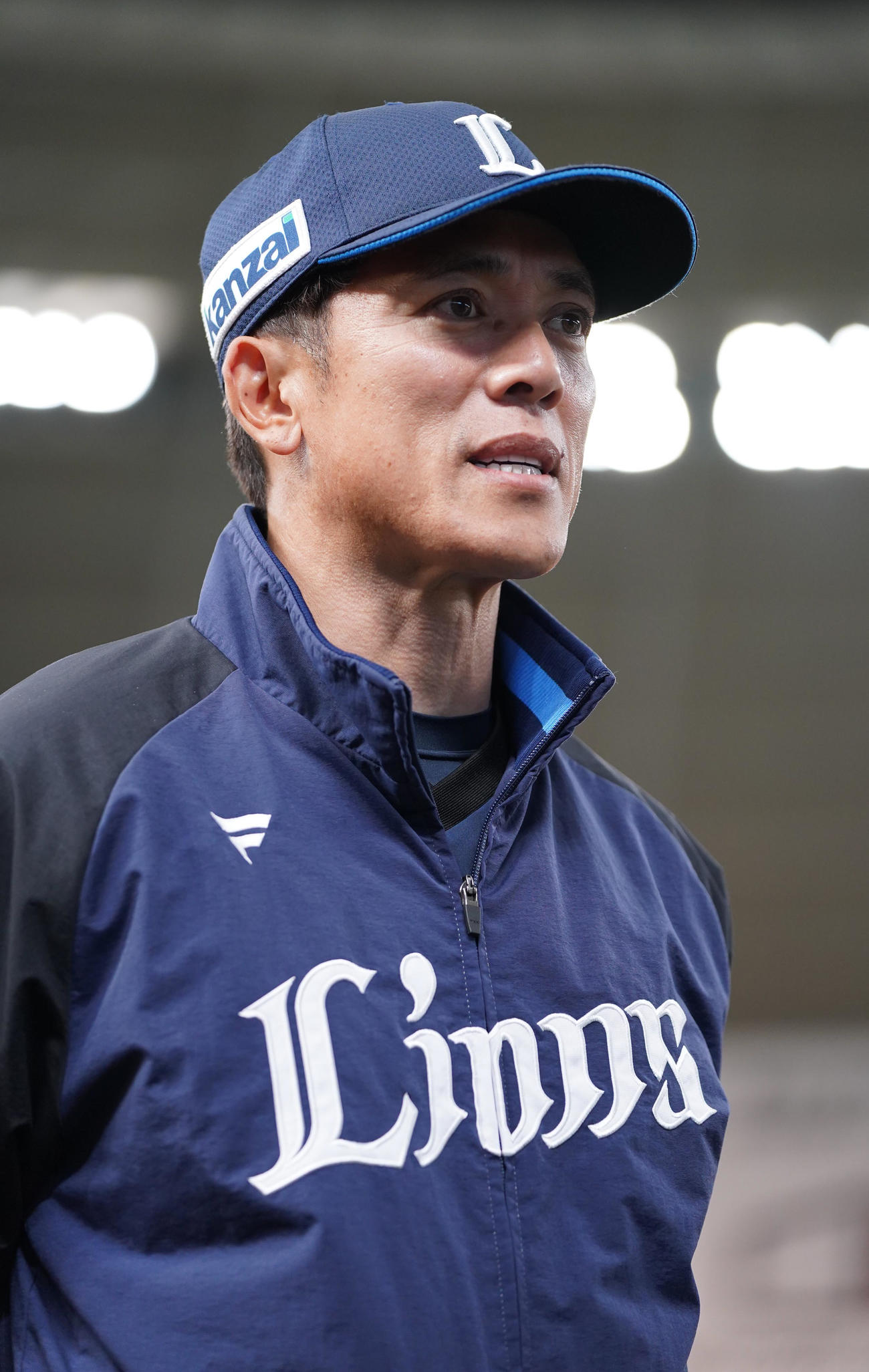開幕前日練習前の囲み会見に臨む西武松井監督（2023年3月27日撮影）