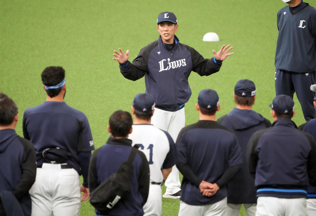 開幕前日練習の開始前にナインを集め円陣の中央で訓辞を述べる西武松井監督（2023年3月27日撮影）