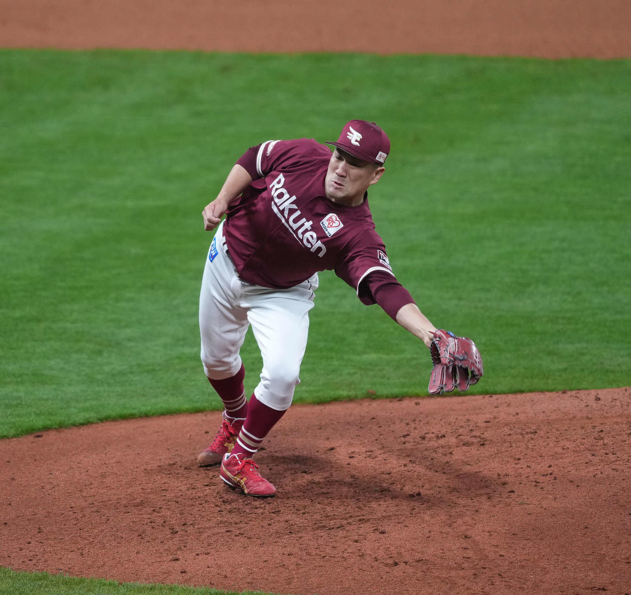 日本ハム対楽天　4回裏日本ハム1死、上川畑の投直を捕球する田中将（撮影・井上学）