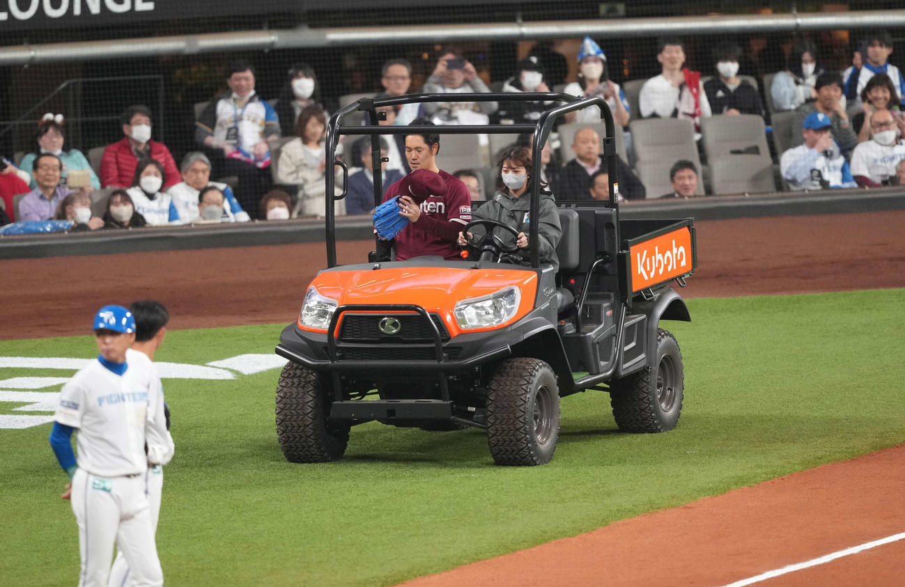 日本ハム対楽天　6回、リリーフカーで登場する楽天2番手の鈴木（撮影・井上学）