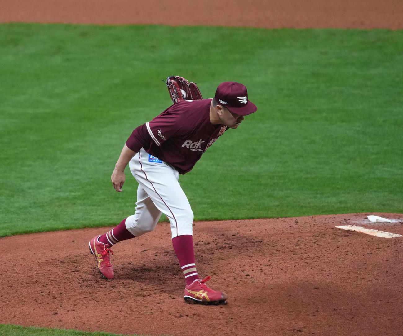 日本ハム対楽天　4回裏日本ハム1死、上川畑大悟の打球を捕球する田中将（撮影・井上学）