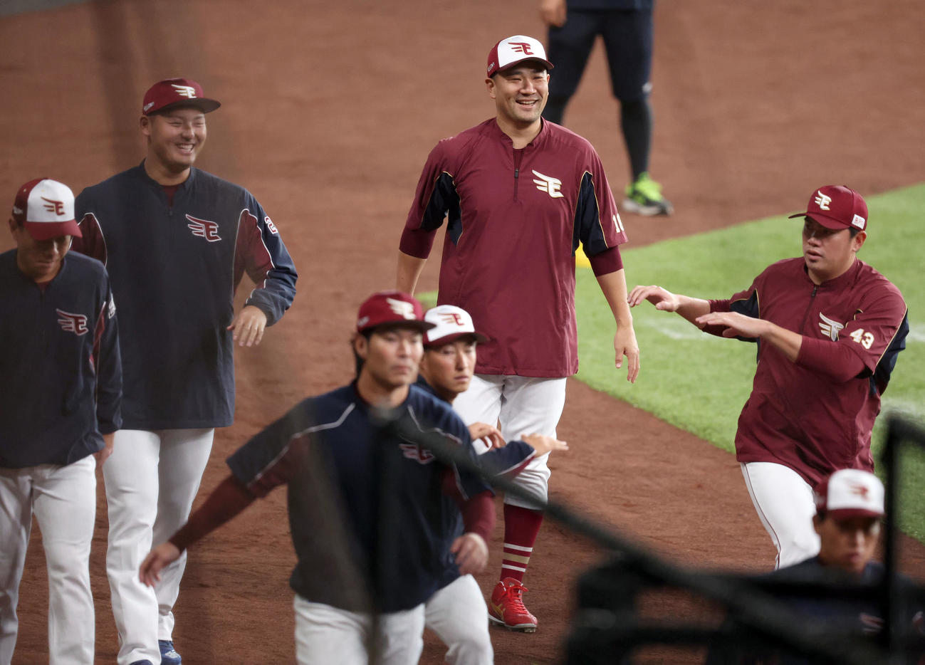 笑顔でウオーミングアップをする楽天田中将（右後方）（撮影・佐藤翔太）