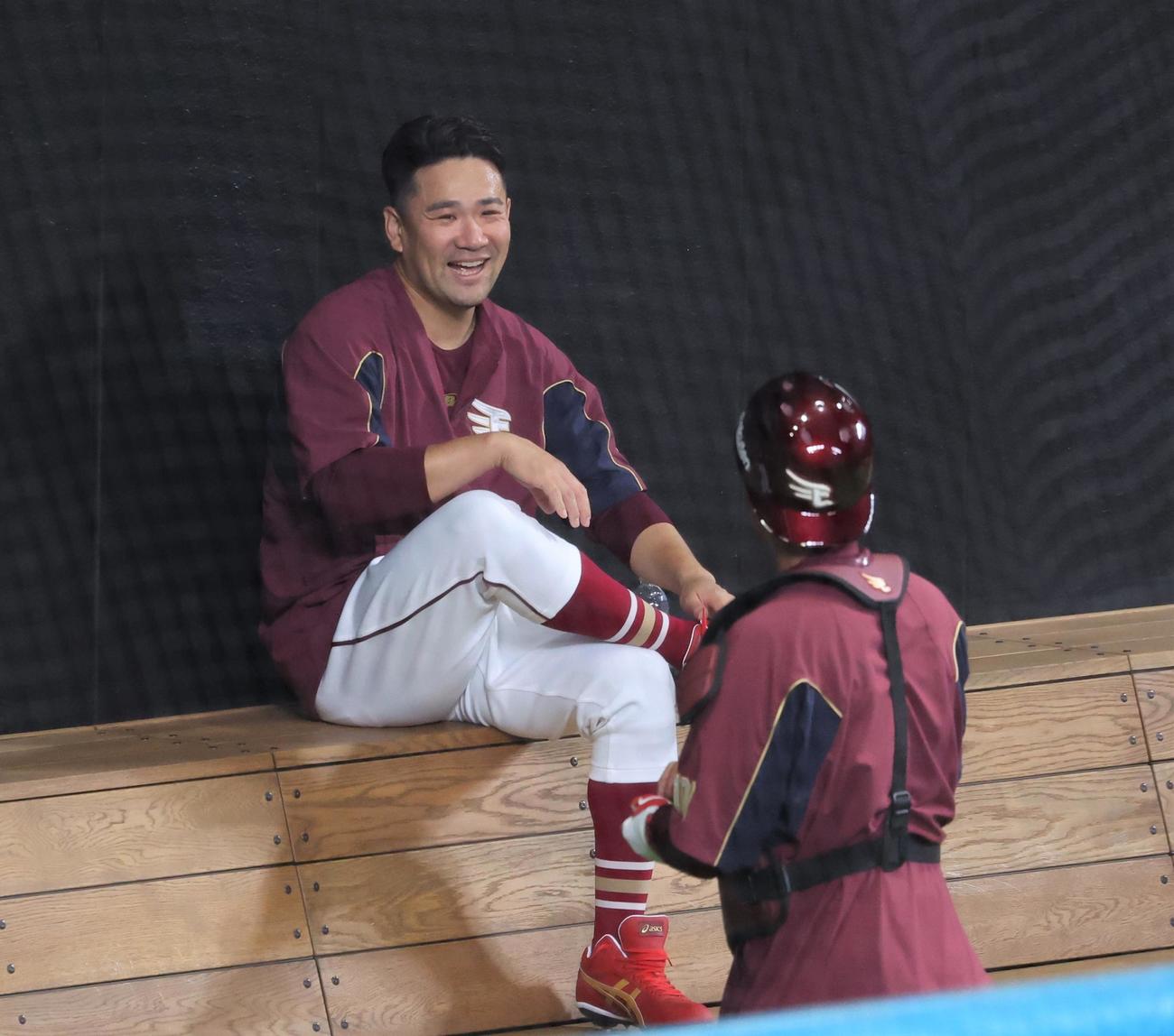 ブルペンで笑顔の楽天田中将（撮影・黒川智章）