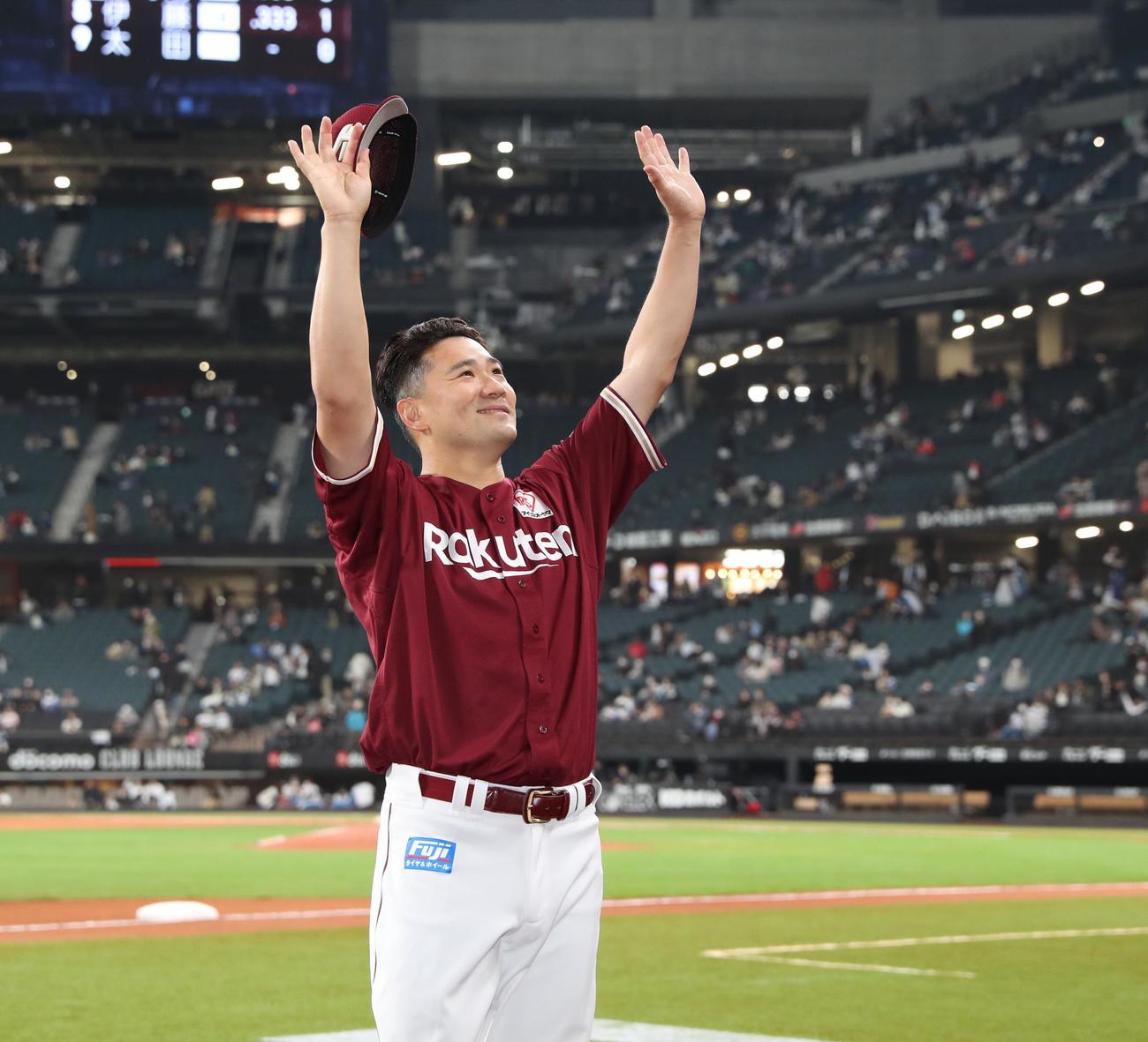 日本ハム対楽天　開幕勝利を挙げスタンドに手を振る田中将（撮影・黒川智章）