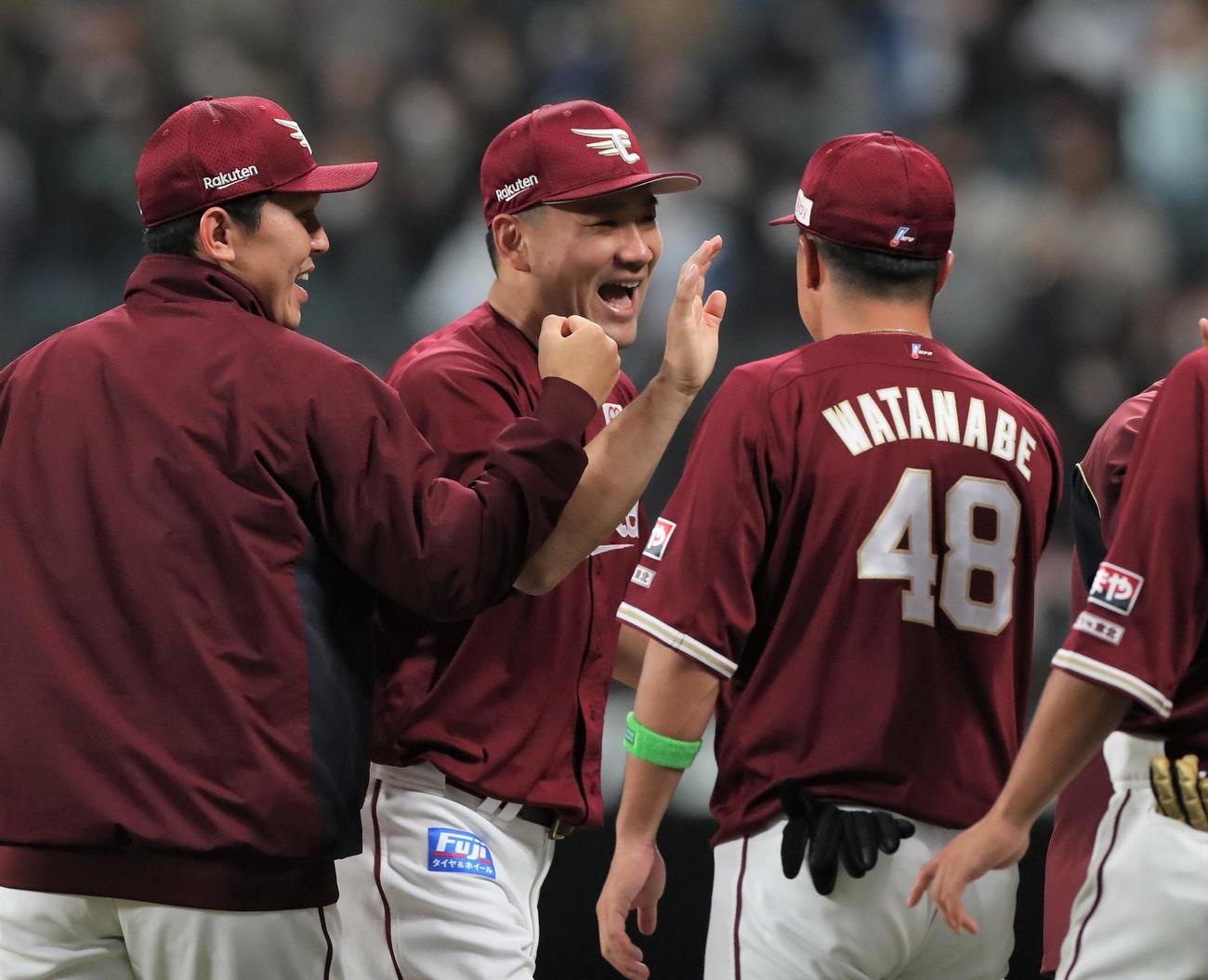 日本ハム対楽天　開幕勝利を挙げ笑顔でナインとタッチする田中将（撮影・黒川智章）